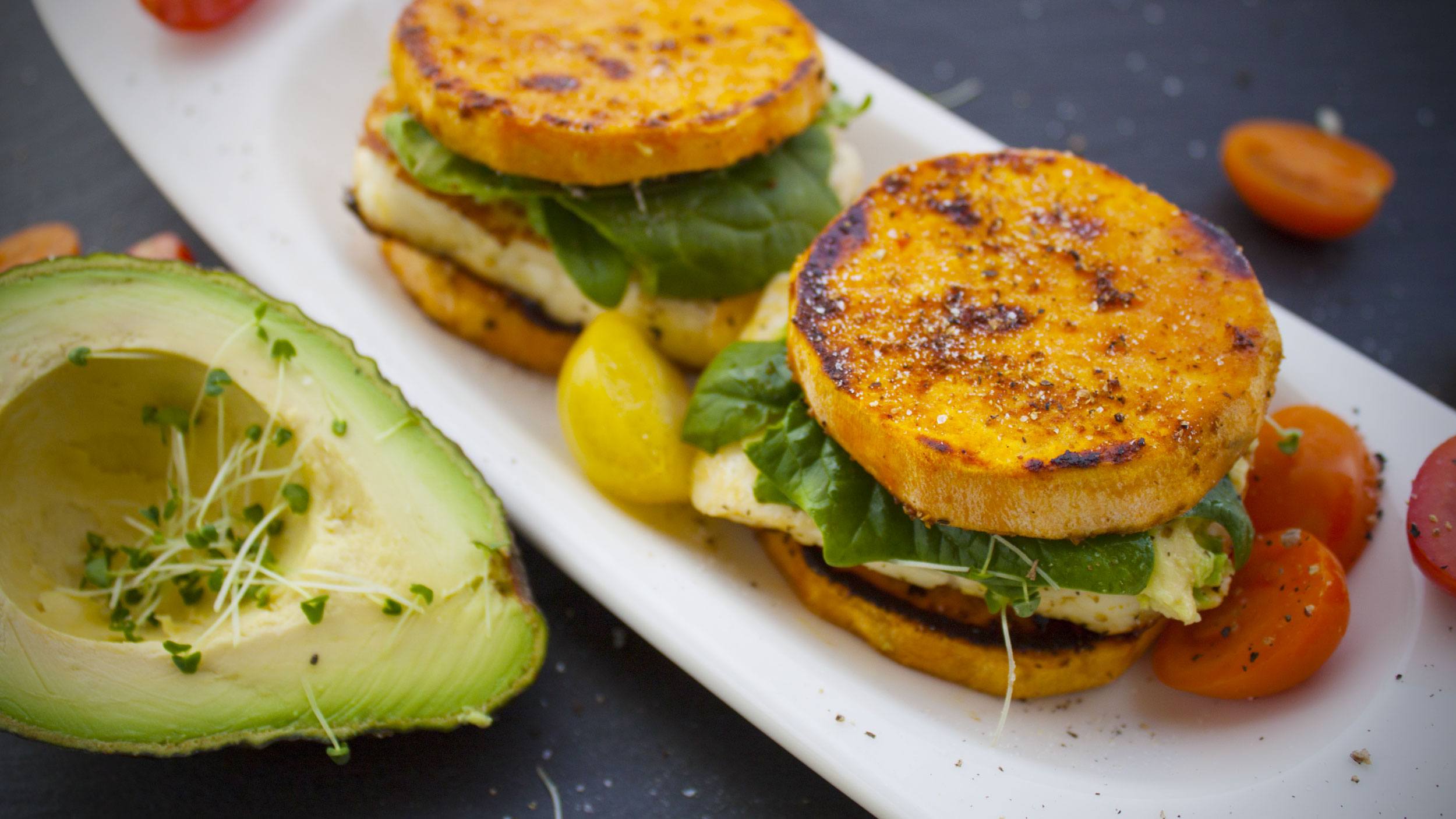 Süßkartoffel-Burger mit Halloumi